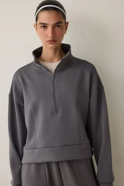Sudadera con media cremallera y tacto sedoso.