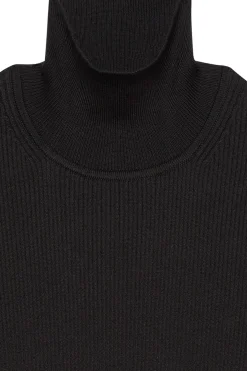 Vestido con cuello alto