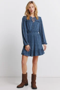 Vestido corto de manga larga volantes