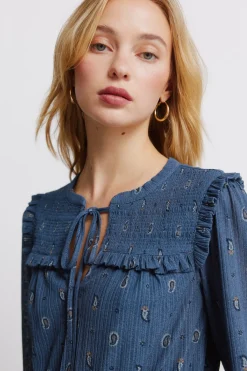Vestido corto de manga larga volantes