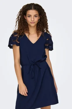 Vestido corto detalle encaje