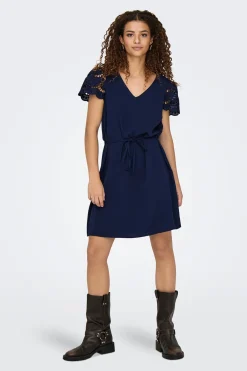 Vestido corto detalle encaje