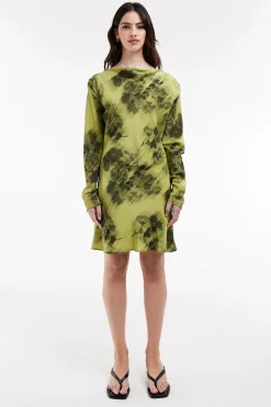 Vestido corto estampado de manga larga.