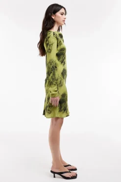 Vestido corto estampado de manga larga.
