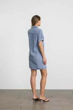 Vestido corto vaquero con manga corta, cuello y bolsillos frontales