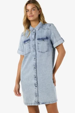 Vestido corto vaquero con manga corta, cuello y bolsillos frontales