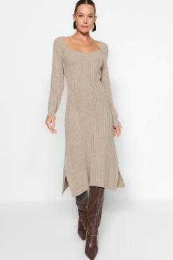 Vestido midi con escote coraz&oacute;n