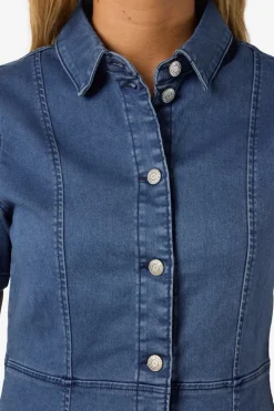 Vestido vaquero de manga corta con cuello y abotonado frontal