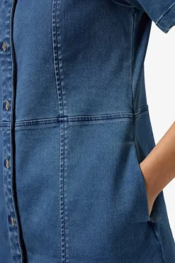 Vestido vaquero de manga corta con cuello y abotonado frontal