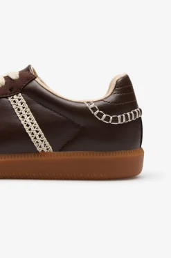 Zapatilla plana detalle crochet