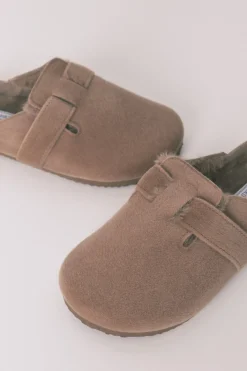 Zapatillas casa tipo zueco marr&oacute;n