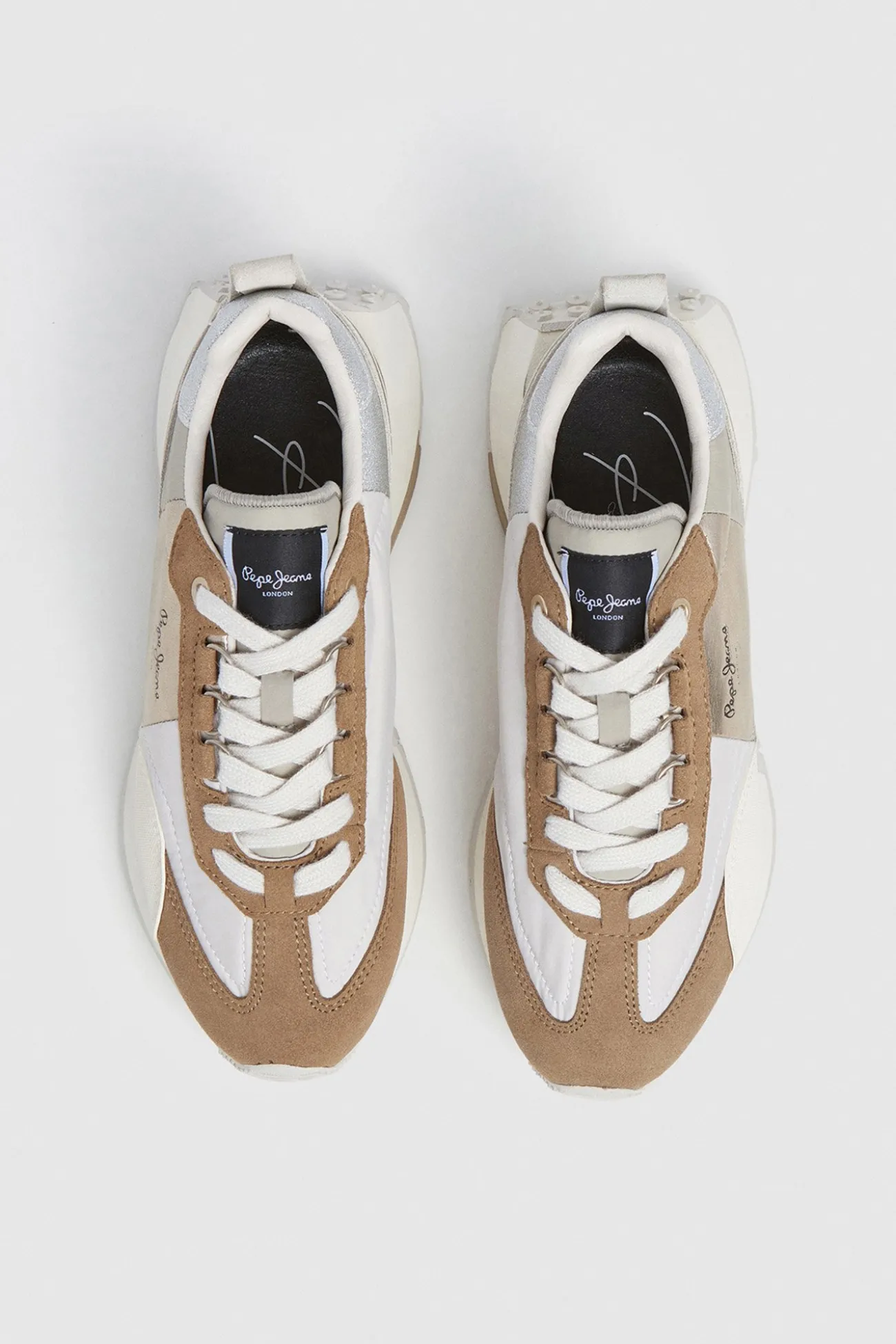 Zapatillas Con Detalles En Ante
