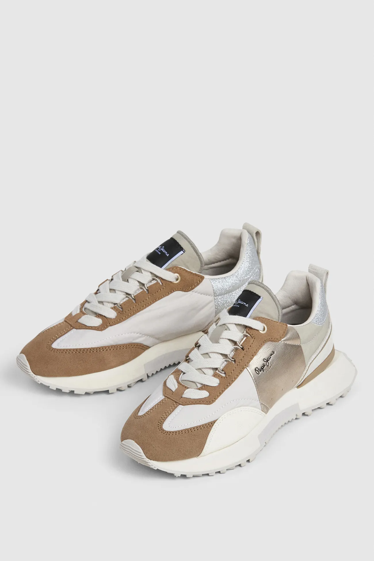 Zapatillas Con Detalles En Ante