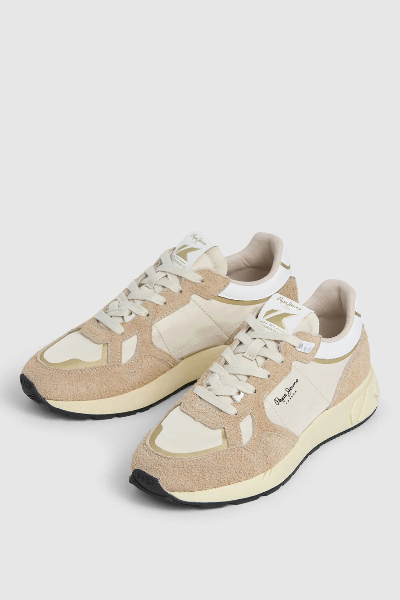 Zapatillas Con Detalles En Ante